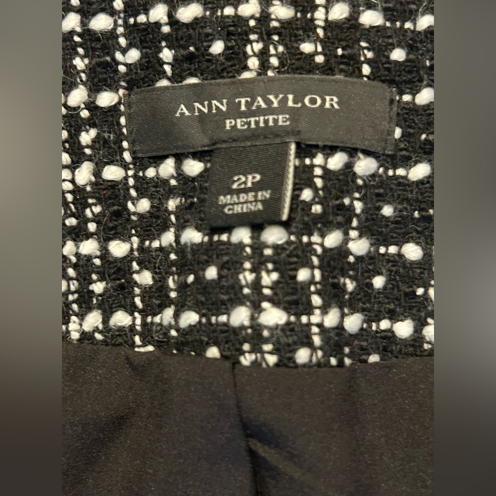 Ann Taylor Piped Tweed Jacket Blazer Size 2P Black White Long Sleeve Pockets Zip - Picture 7 of 9